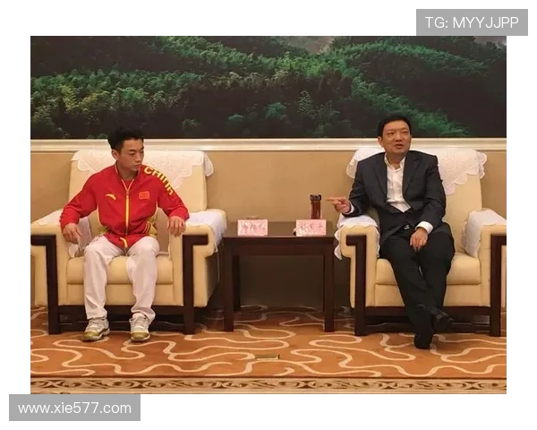 邹敬园家里摆满奖杯，邻居以为开了个小博物馆
